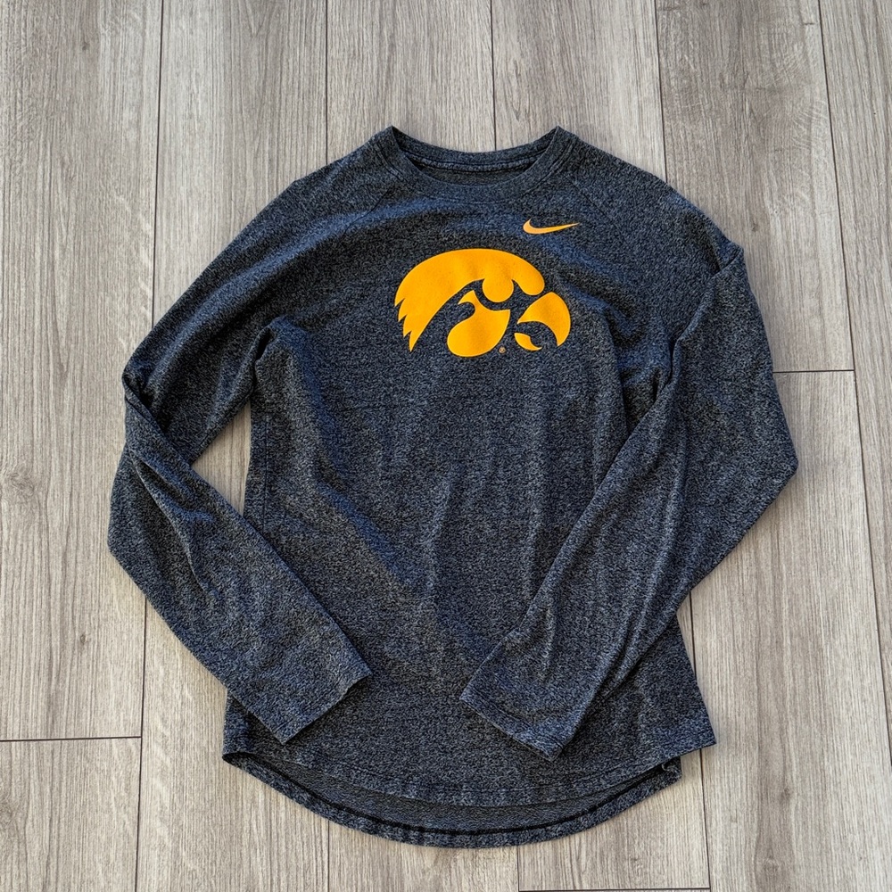 Nike Men’s Iowa Hawkeyes long-sleeve performance gray tshirt Medium